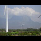 Um die Spitze dieses markanten Felsens haben sich Wolken gebildet